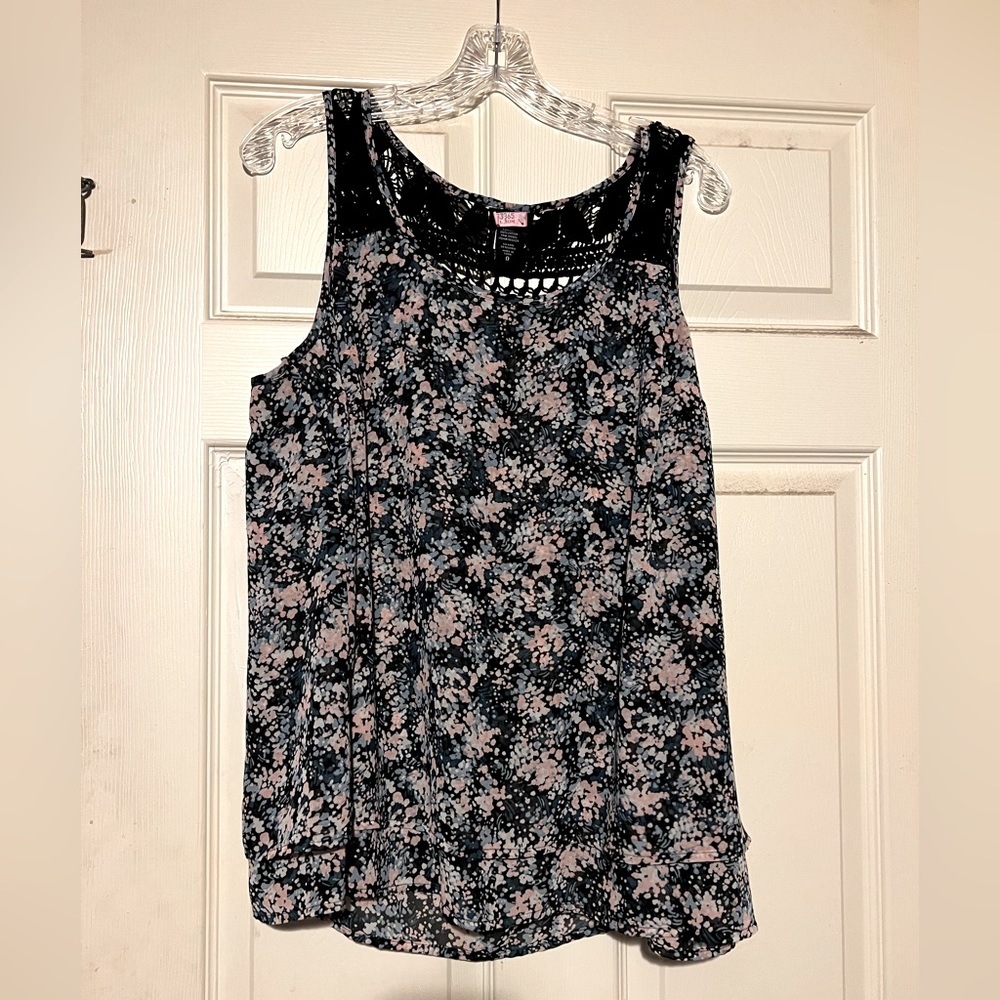 Torrid Size 0 Sleeveless Print with Lace Back